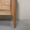 Mesita de noche de madera maciza de roble Atlanta, 56,2 x 38,2 x 47 cm. | NordicStory