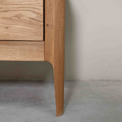 Mesita de noche de madera maciza de roble Atlanta, 56,2 x 38,2 x 47 cm. | NordicStory