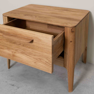 Mesita de noche de madera maciza de roble Atlanta, 56,2 x 38,2 x 47 cm. | NordicStory