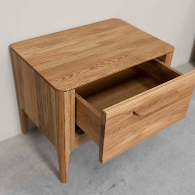 Mesita de noche de madera maciza de roble Atlanta, 56,2 x 38,2 x 47 cm. | NordicStory