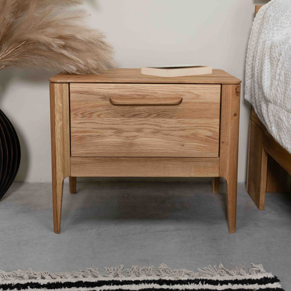 Mesita de noche de madera maciza de roble Atlanta, 56,2 x 38,2 x 47 cm. | NordicStory