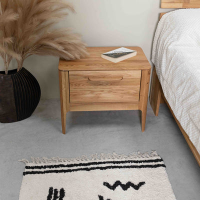 Mesita de noche de madera maciza de roble Atlanta, 56,2 x 38,2 x 47 cm. | NordicStory