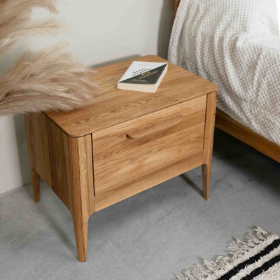 Mesita de noche de madera maciza de roble Atlanta, 56,2 x 38,2 x 47 cm. | NordicStory