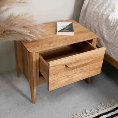 Mesita de noche de madera maciza de roble Atlanta, 56,2 x 38,2 x 47 cm. | NordicStory