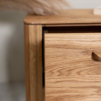 Mesita de noche de madera maciza de roble Atlanta, 56,2 x 38,2 x 47 cm. | NordicStory