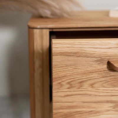 Mesita de noche de madera maciza de roble Atlanta, 56,2 x 38,2 x 47 cm. | NordicStory