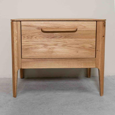 Mesita de noche de madera maciza de roble Atlanta, 56,2 x 38,2 x 47 cm. | NordicStory