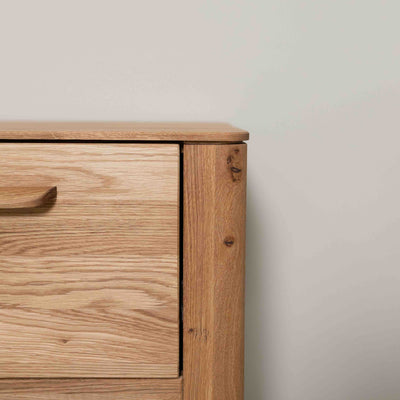 Mesita de noche de madera maciza de roble Atlanta, 56,2 x 38,2 x 47 cm. | NordicStory