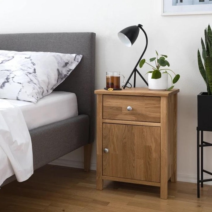 Mesita de noche de madera maciza de roble Laura 2, 45 x 37 x 60 cm. | NordicStory