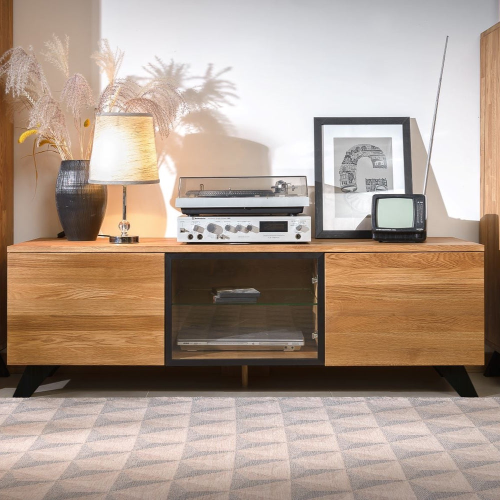 NordicStory Mueble de TV de madera maciza roble con patas de metal color negro Moritz
